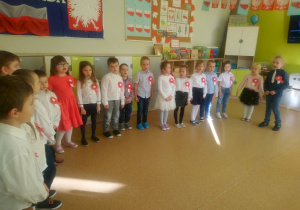 Przedszkolaki śpiewają patriotyczna piosenkę
